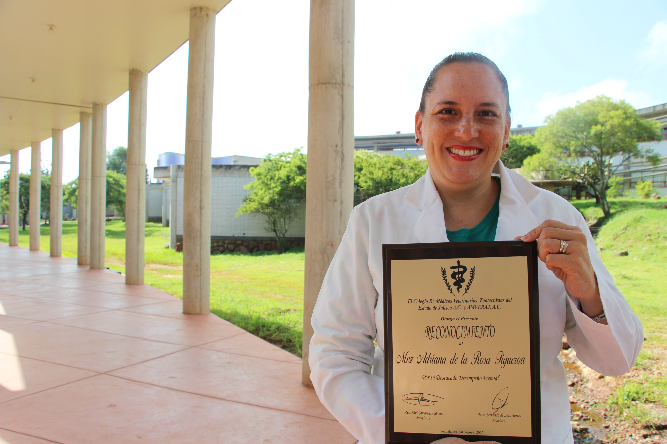 La Maestra Adriana de la Rosa fue la primer mujer en recibir este premio por parte de AMVECAJ