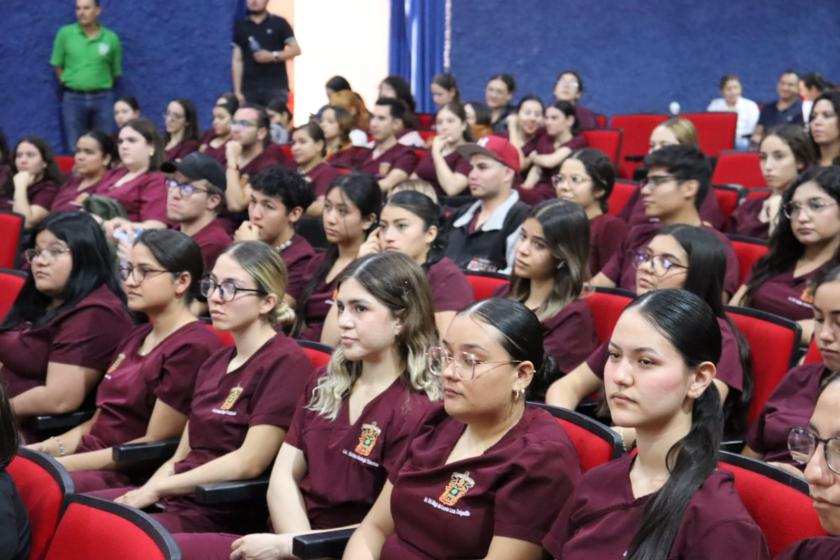 Estudiantes de Enfermería en conferencias