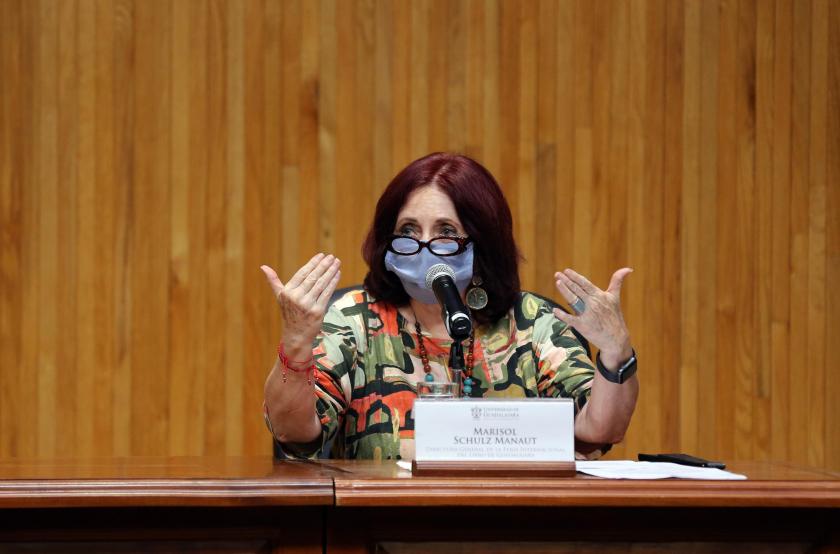 Mujer explicando algo