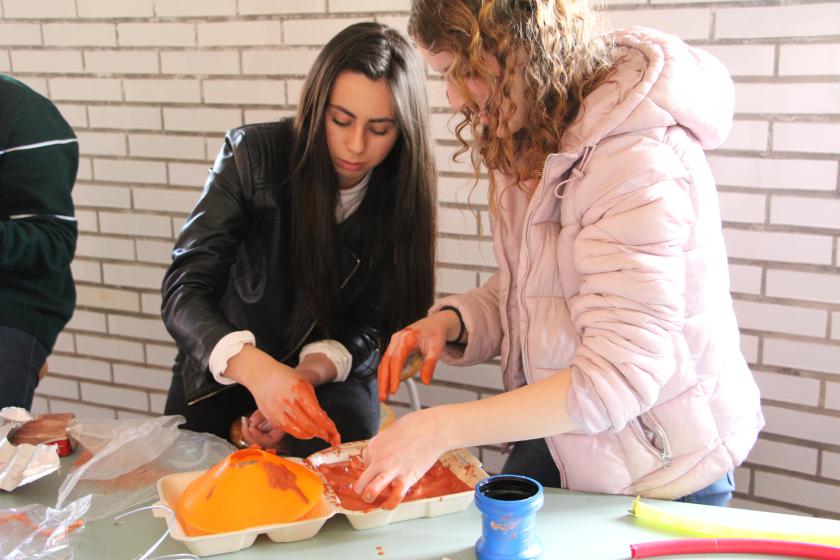 Comunidad universitaria creando con  cáscaras alimenticias