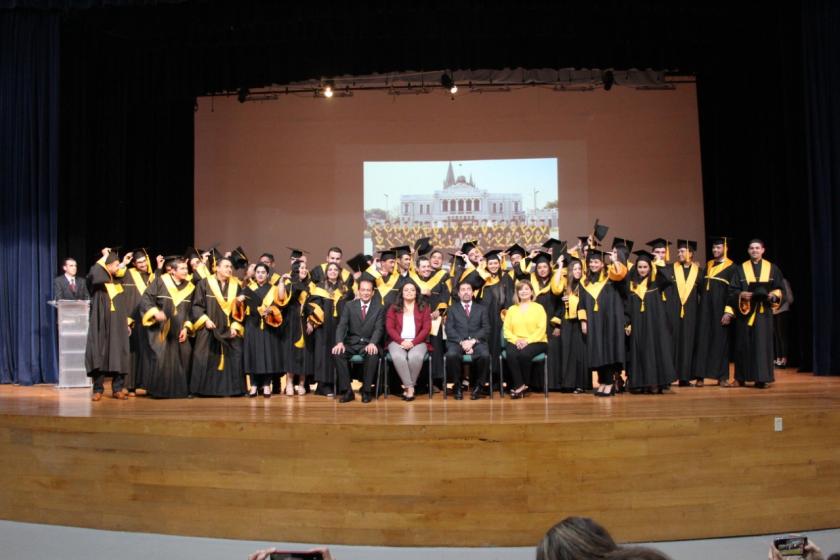 Grupo de graduados en su acto académico