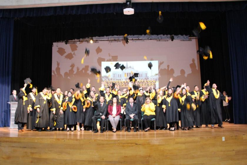 Grupo de graduados en su acto académico 