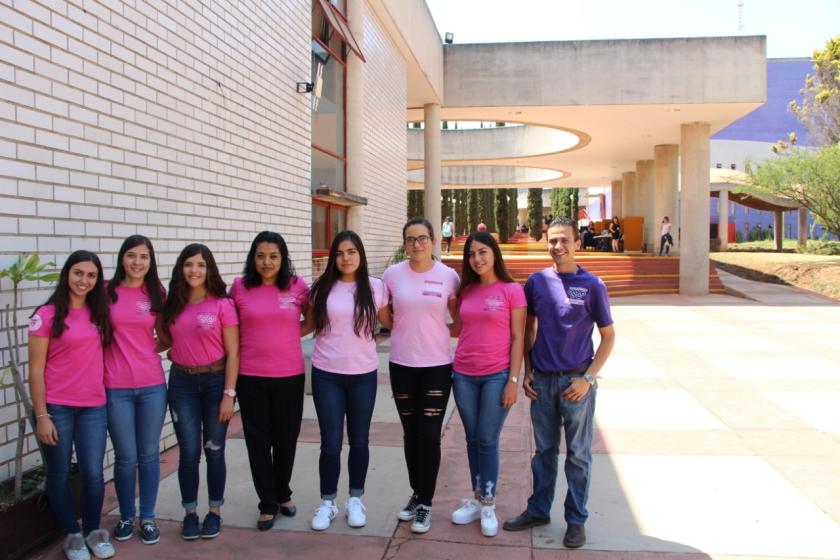 Grupo de chicas representando al cualtos