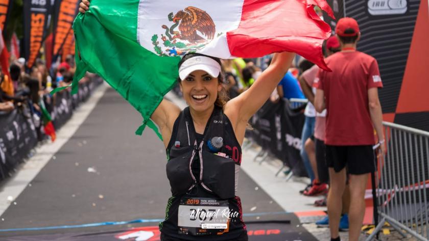 Mujer con la bandera de México