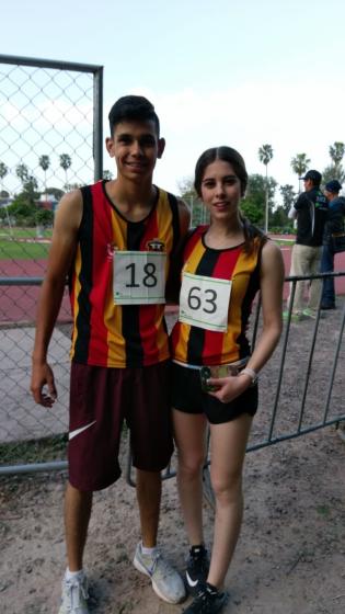 Dos estudiantes del cualtos, un chico y una chica, con atuendos deportivos