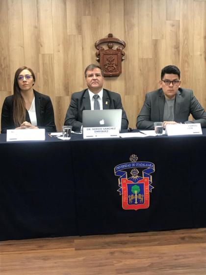 Tres ponentes dos hombres al lado derecho de la imagen y una mujer del lado derecho
