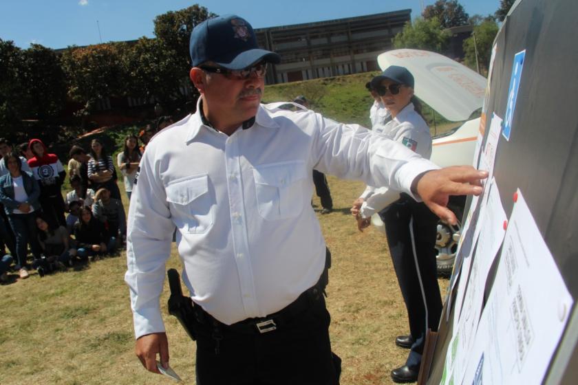 policía vial explicando