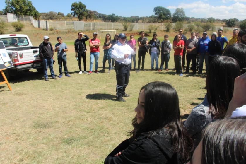 Policía vial rodeado de alumnos