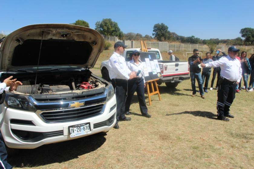 Policía vial explicando junto a una de sus camionetas