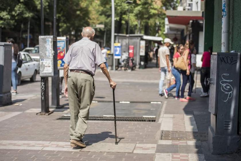 Un señor de terca edad caminando en las calles