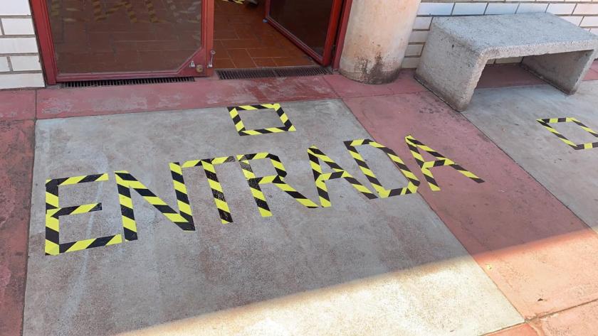Señalamiento en el piso que indica entrada