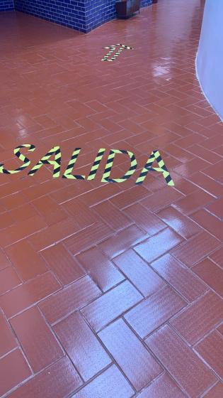 Señalamientos en el piso, este indica salida