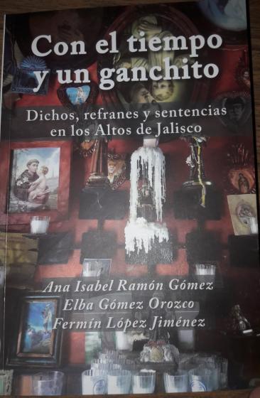 Portada de un libro. Su título es "Con el tiempo y un ganchito Dichos, refranes y sentencias en los Altos de Jalisco". En la parte inferior se leen sus autores "Ana Isabel Ramón Gómez, Elba Gómez Orozco y Fermín López Jiménez".