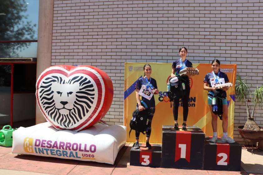 Estudiantes femeniles ganadoras de la Carrera Corazón de León 2024