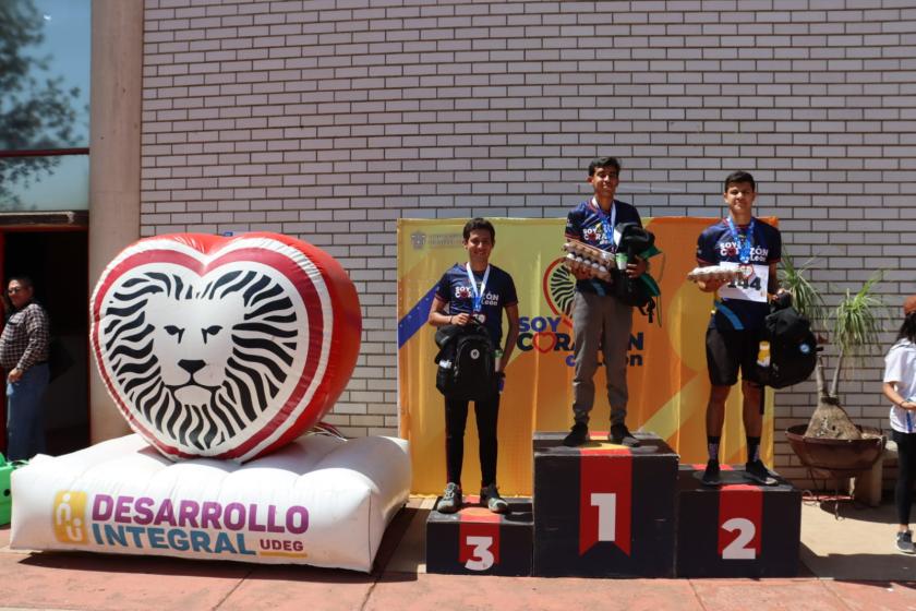 Estudiantes varoniles ganadores de la Carrera Corazón de León 2024