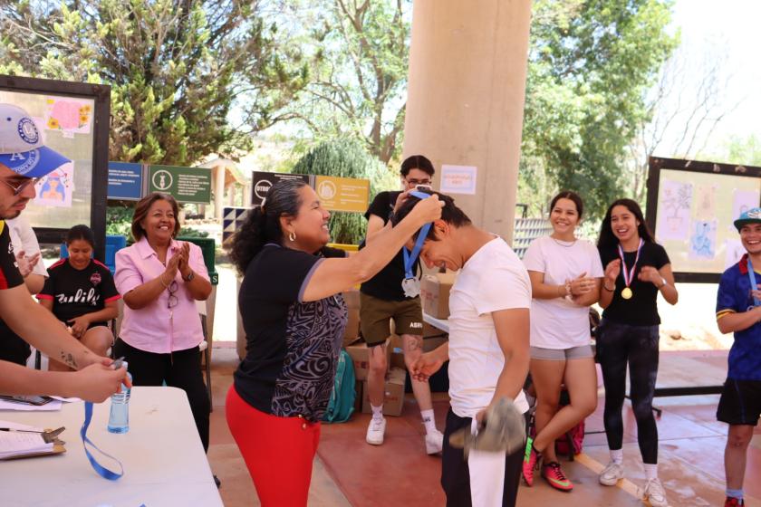 Medallas a estudiantes de enfermería que jugaron en el encuentro deportivo