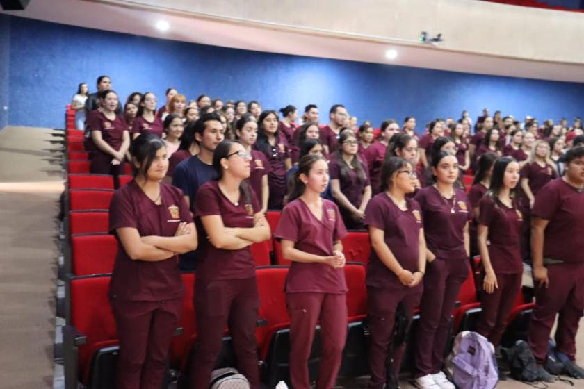 Estudiantes de Enfermería en conferencias