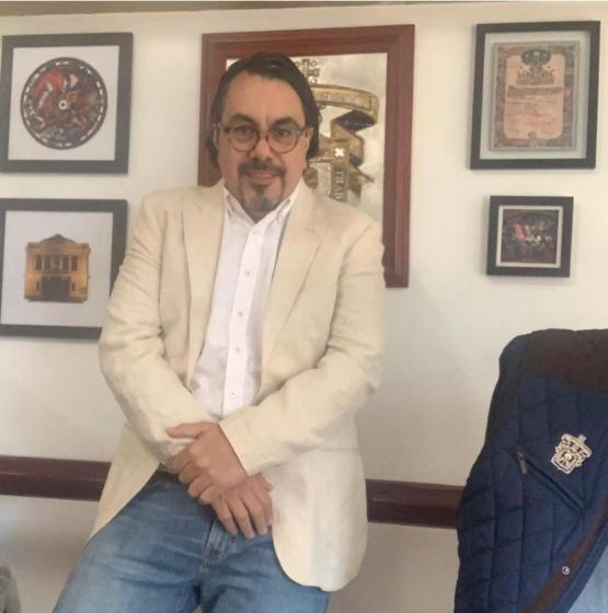 Administrativo de CUAltos viendo a la cámara. 