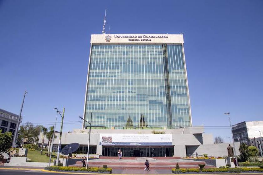 Plano de un edificio, en su parte superior se lee "UNIVERSIDAD DE GUADALAJARA RECTORÍA GENERAL".