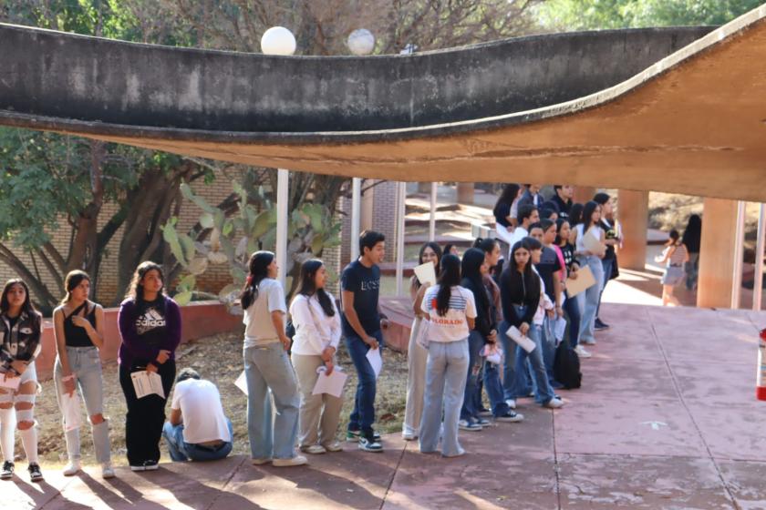 Aspirante en fila para iniciar el examen de admisión