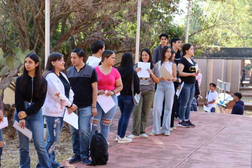 Aspirante en fila para iniciar el examen de admisión