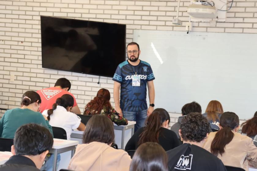 Aspirantes aplicando el Examen de Admisión