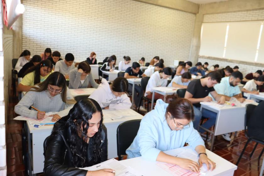 Aspirantes aplicando el Examen de Admisión