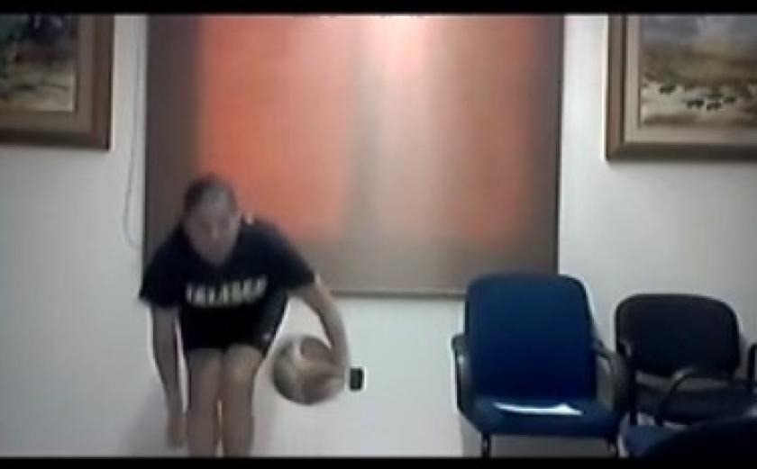 Asistente de los talleres culturales con un balón de basquetbol.