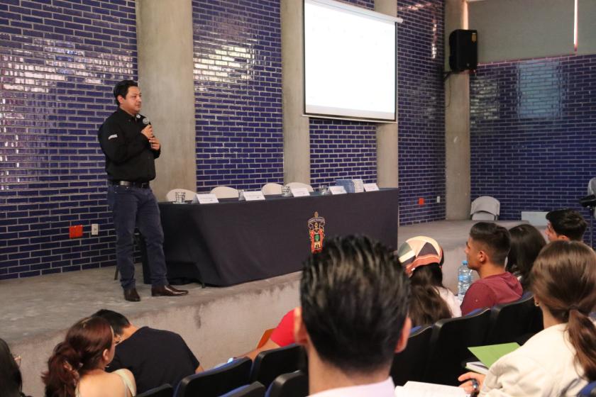 Ponente del Simposio titulado “La Bioseguridad veterinaria como mejor herramienta para proteger la sanidad animal”.