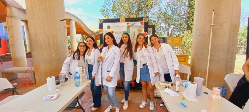 Estudiantes de nutrición en la Feria de la Salud