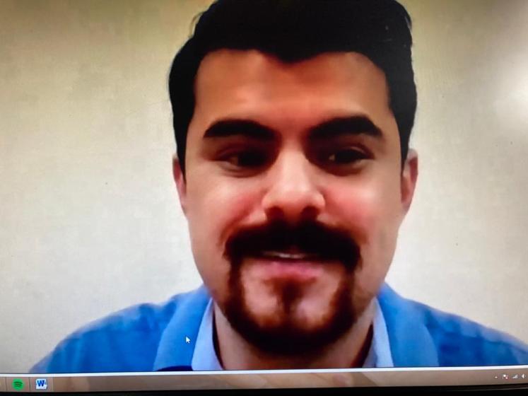 Captura de pantalla de una persona sonriendo.