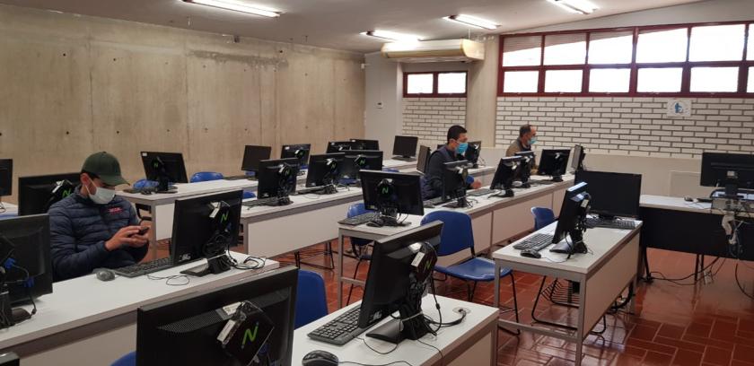 Aspirantes aplicando examen para asesores técnicos de la región Altos sur y norte de Jalisco.