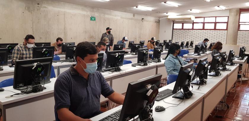 Aspirantes aplicando examen para asesores técnicos de la región Altos sur y norte de Jalisco.