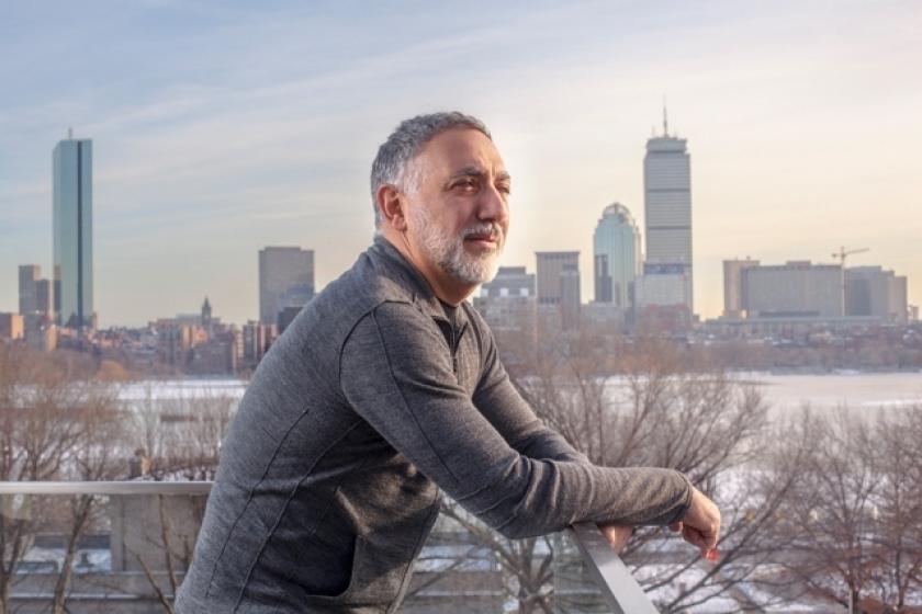 Personas mirando al infinito en una ciudad