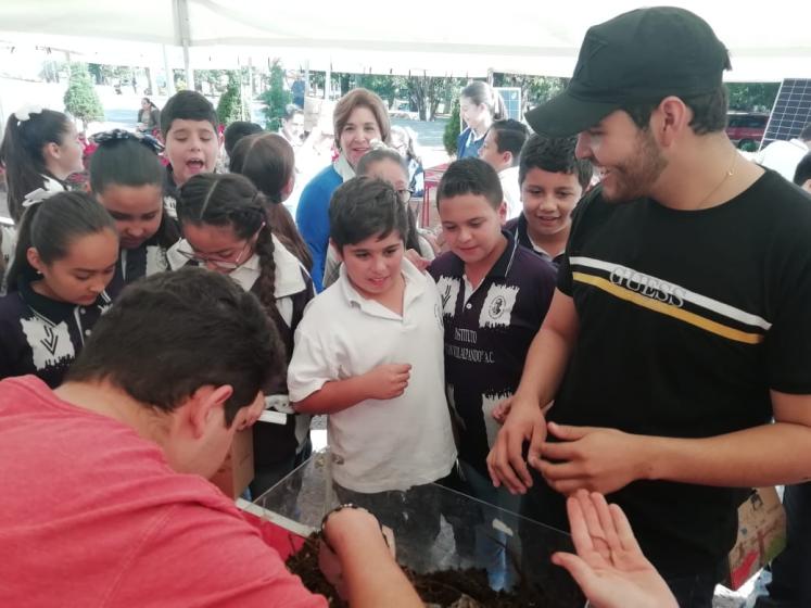 Niños en cualtos, campaña de compostaje y  reciclaje