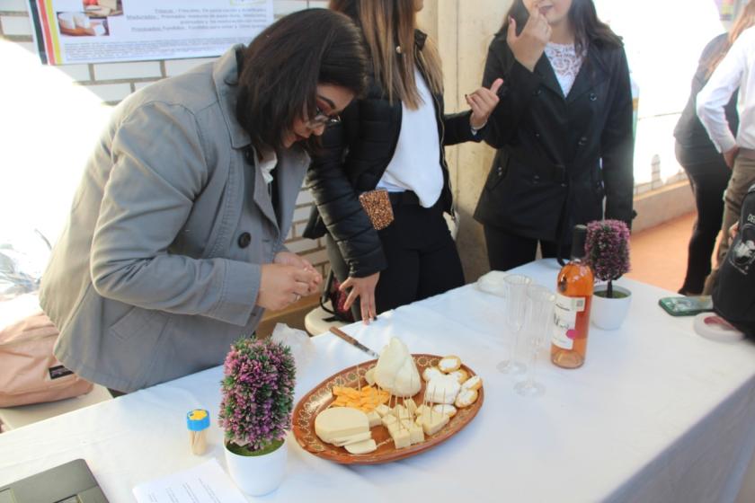 Una persona observando un plato con quesos.