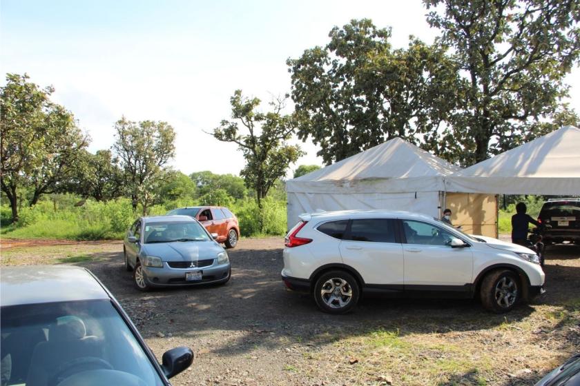 Fila de automóviles para aplicación de prueba Covid-19