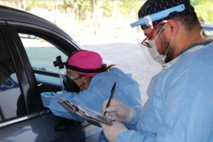 Estudiantes participantes del operativo de procedimientos de odontología pediátrica.