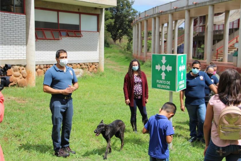 Participantes del simulacro de sismos.