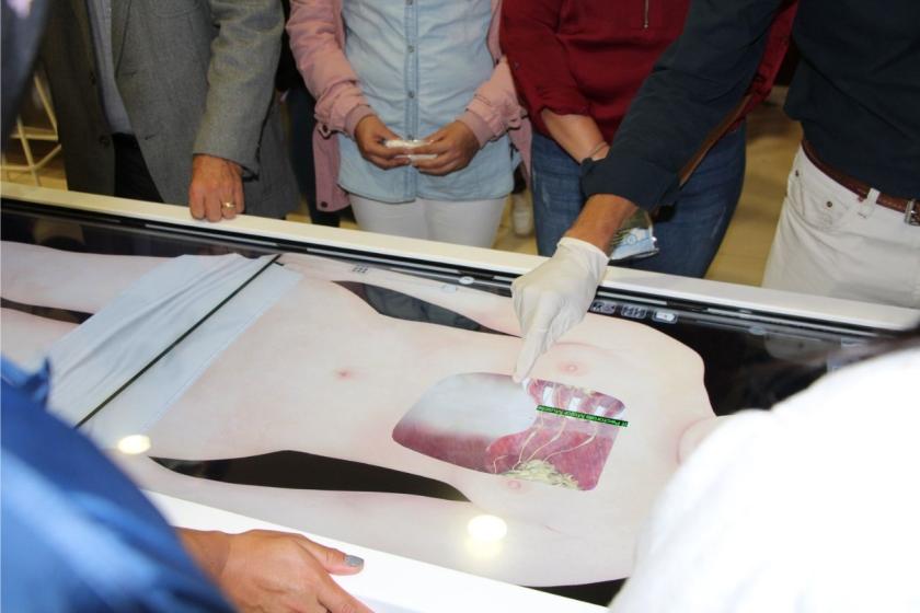 Demostración de uso de la tableta de disección virtual Anatomage.