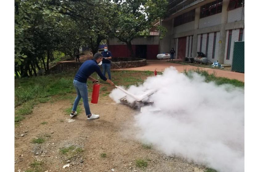 Personal de apoyo en el simulacro de sismos.