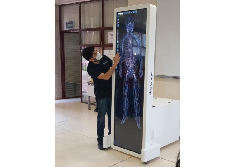 Demostración de uso de la tableta de disección virtual Anatomage.