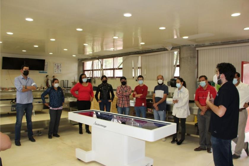 Demostración de uso de la tableta de disección virtual Anatomage.