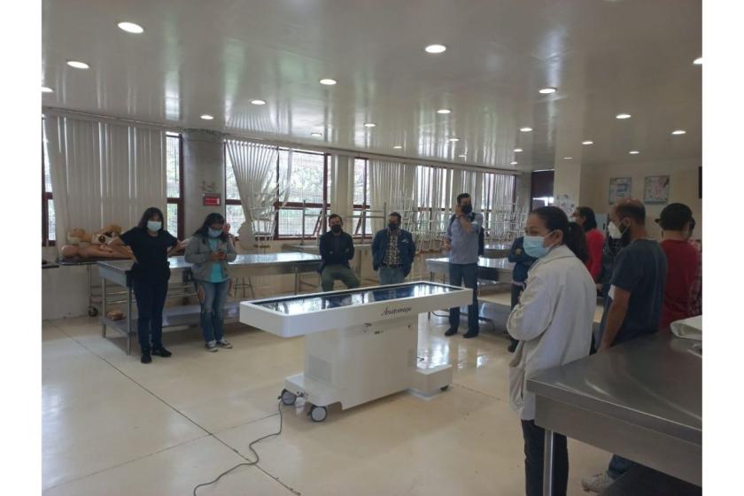 Demostración de uso de la tableta de disección virtual Anatomage.