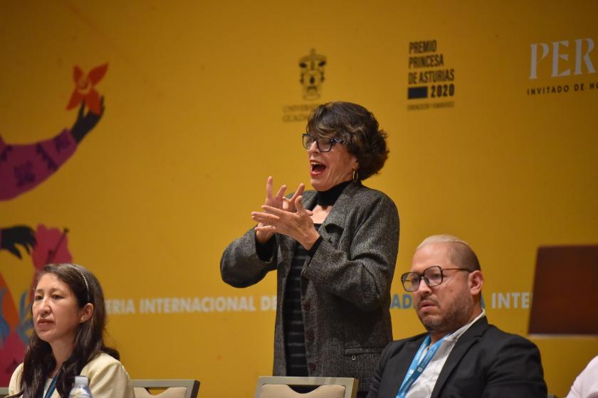 Intérprete de la conferencia "Educación para la comunidad sorda".