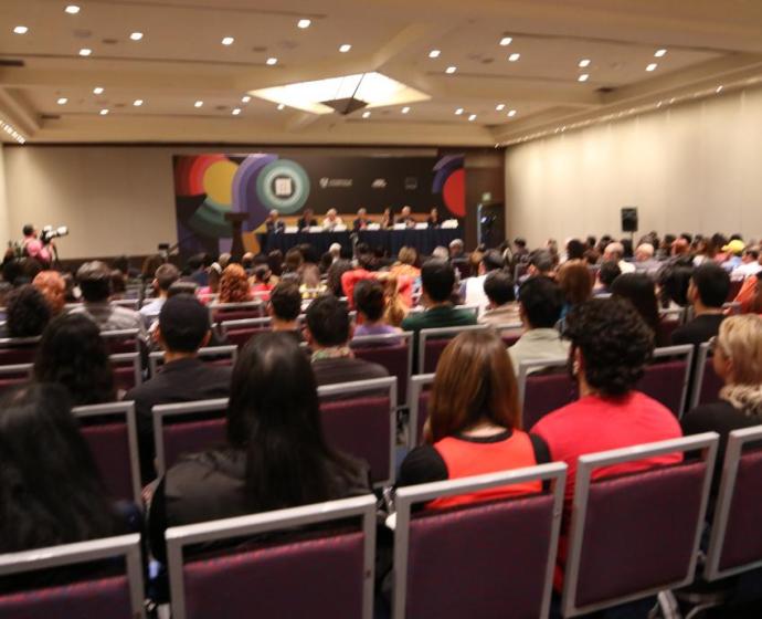 Público de la Charla “Hacia una nueva teoría del desarrollo”.