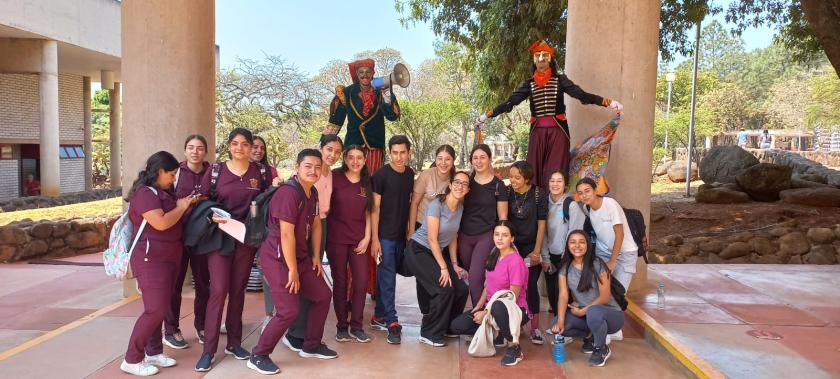 Alumnos CUAltos con payasos.