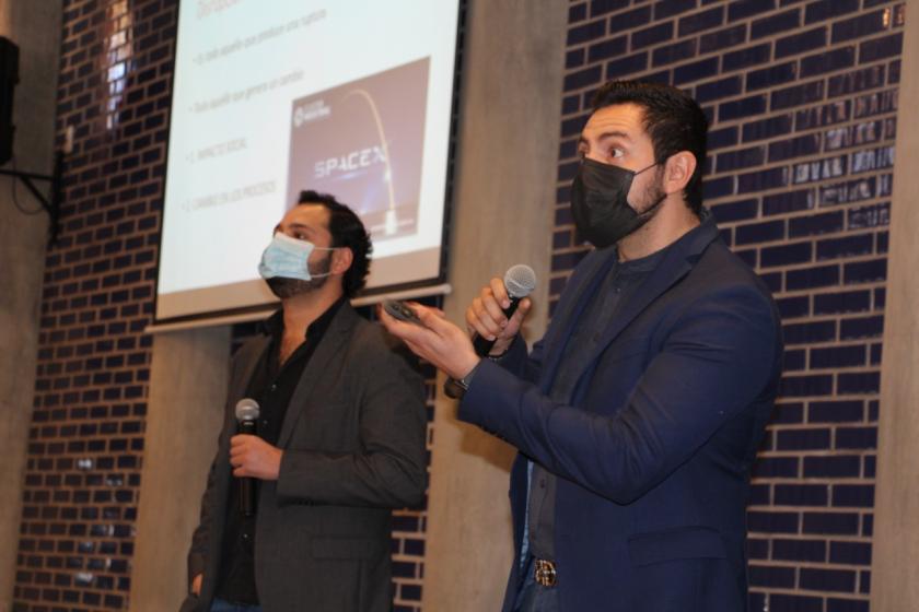 Expositores de la conferencia, “Cómo alcanzar el éxito empresarial siendo disruptivo”.