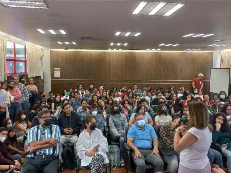 Público de la Conferencia “La regulación de emociones y el logro de una vida valiosa” .