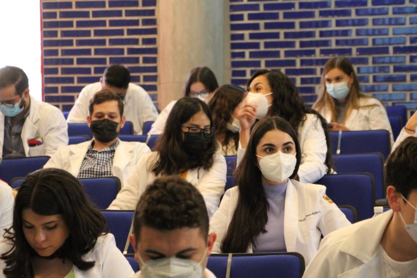 Estudiantes de Médico Cirujano y Partero.